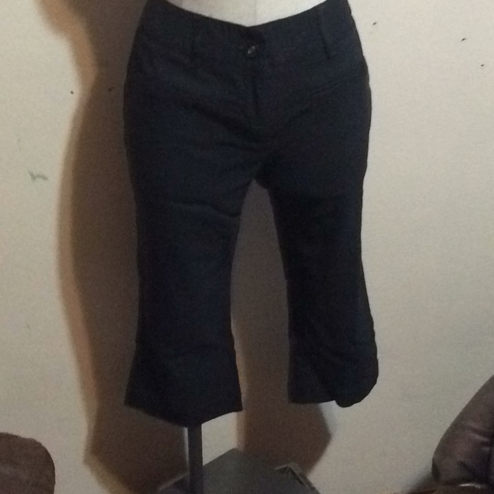 Black Capri pants